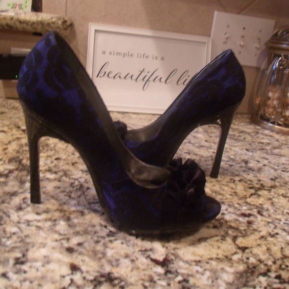 Carlos Santana Prestige Satin Ruffle Lace Pumps - Picture 10 of 15
